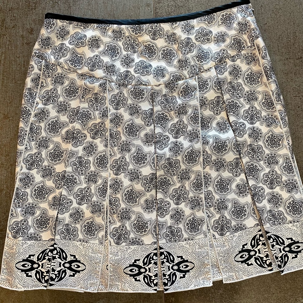 100% silk, White House Black Market pleated skirt. Side zip.